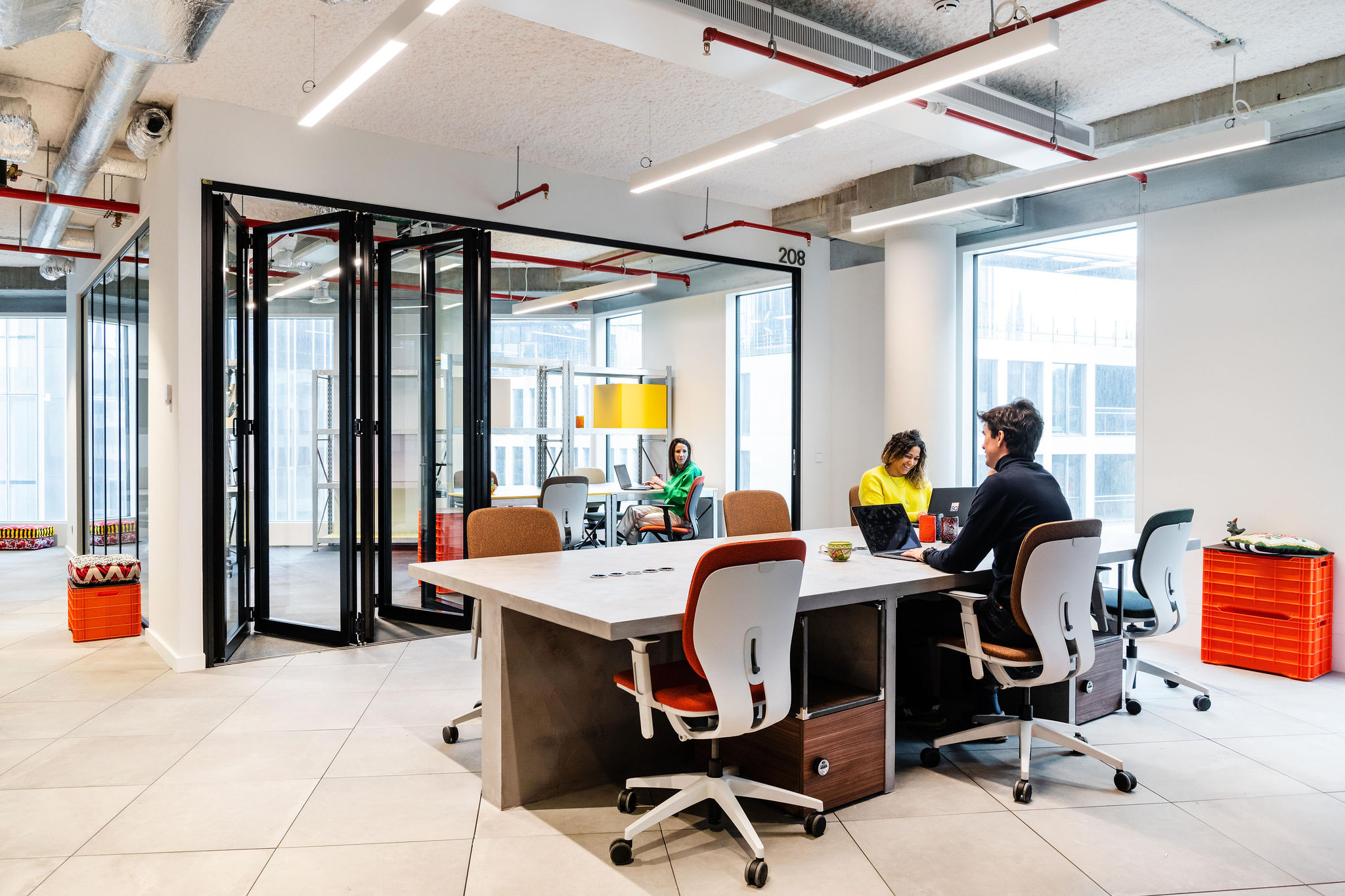 Open and private office at silversquare guillemins
